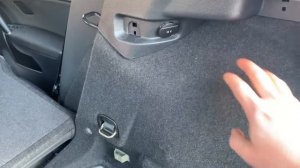 Golf 7: Снятие упора съемного пола и такелажной петли багажника.