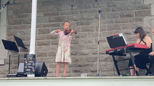 Kabalevsky Violin Concerto, C Major, Op. 48 performed by Enya Kienzle смотреть онлайн