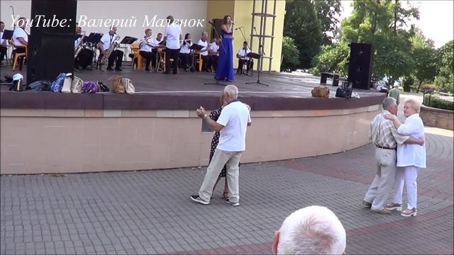 Медленный танец для разогрева публики! смотреть онлайн