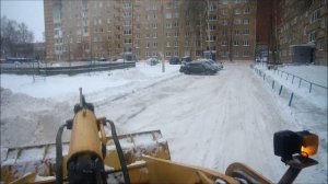 ЧИСТИМ ТЕРРИТОРИИ ОТ СНЕГА ВО ДВОРАХ