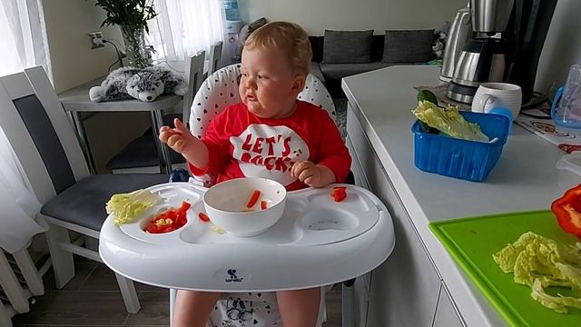 Учимся готовить салат.Ребёнок на кухне не помеха.Child in the kitchen, preparing a salad. смотреть онлайн