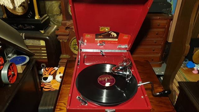 You're Driving Me Crazy! Lloyd Keating. Regal 78rpm. Red HMV 102 Portable Picnic Gramophone смотреть онлайн