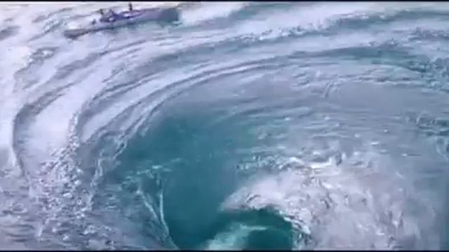 Boat stuck in a Whirlpool! Whirlpool! / Корабль засасывает в водоворот! смотреть онлайн