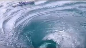 Boat stuck in a Whirlpool! Whirlpool! / Корабль засасывает в водоворот!