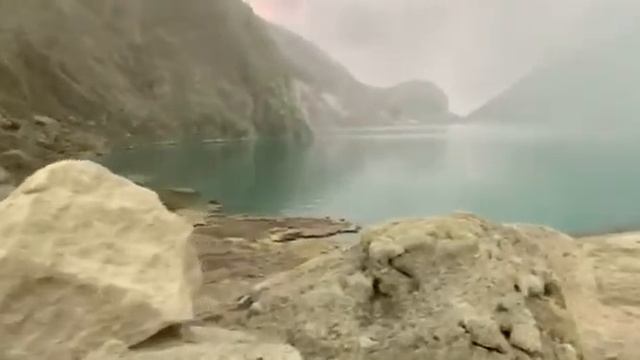 Exploring the sulfur mining activities at Mount Ijen, Java, Indonesia. смотреть онлайн