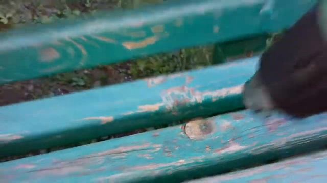 Убераем сосновую смолу со скамейки. смотреть онлайн