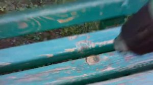 Убераем сосновую смолу со скамейки.