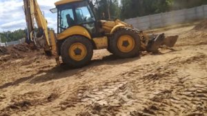 Первый день работы на экскаваторе погрузчике.