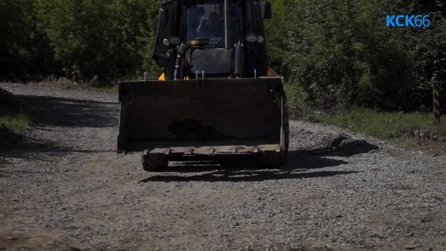 Под путепроводом между улицами Артинской и Майской продолжаются работы по ремонту дороги смотреть онлайн