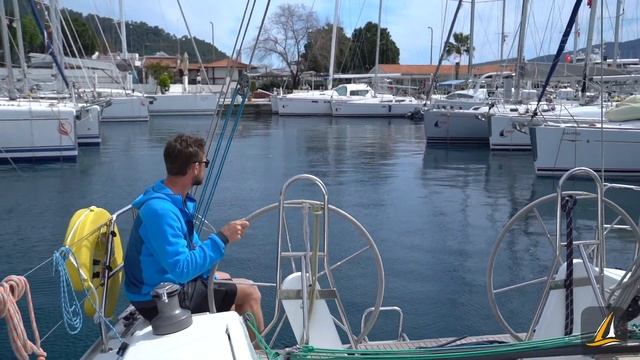 Швартовка яхты, вход в марину в одиночку — урок 26 | Школа яхтинга Sailing Time смотреть онлайн