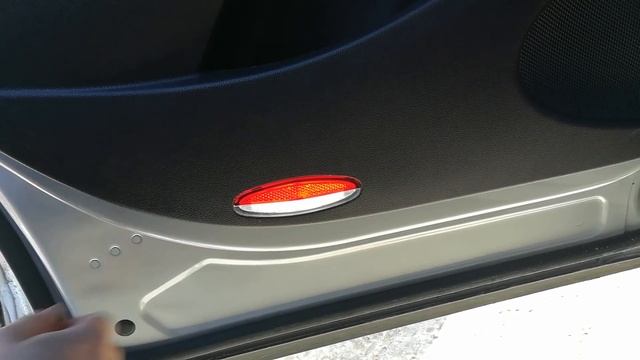 Снятие дверных плафонов Рено Эспас 5 и замена ламп на LED. Дополнительный уплотнитель под капот. смотреть онлайн