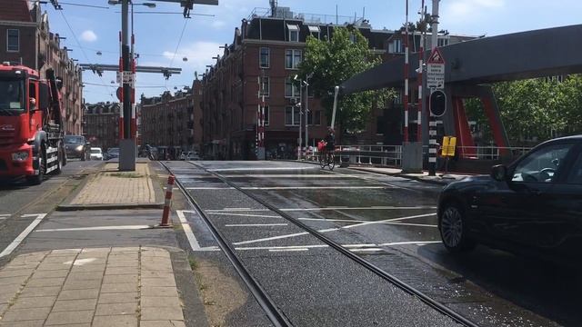 Что каждый жаркий день поливают голландцы? Мосты!