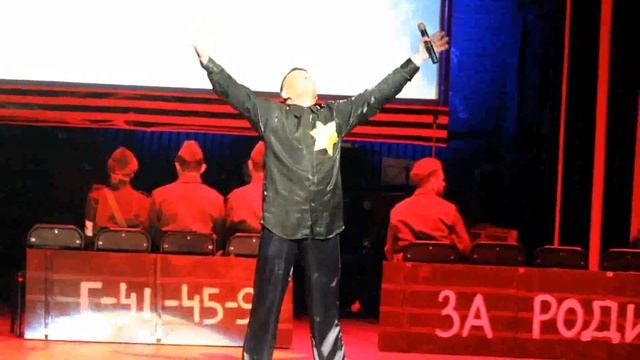 Владимир Градов исполняет творческий номер об узниках гетто