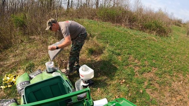 #137 Review: Solo 421S Portable Chest Mount Hand Spreader and Overseeding My Clover Plot ? смотреть онлайн