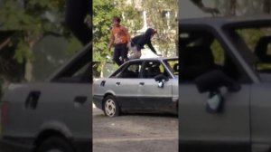 Дети ломают машину «Беспредел»