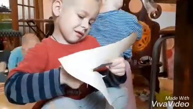 Человечек и домик для него из бумаги. смотреть онлайн