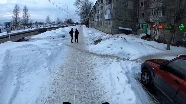 На снегоходе Тайга Патруль 800 по городу. Проехал под самолётом. смотреть онлайн