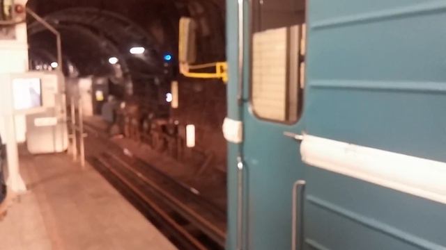 81-717/714.5М Высадка пассажиров На станции Университет смотреть онлайн