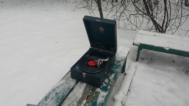 Патефон на улице играет "Андрюшу" смотреть онлайн