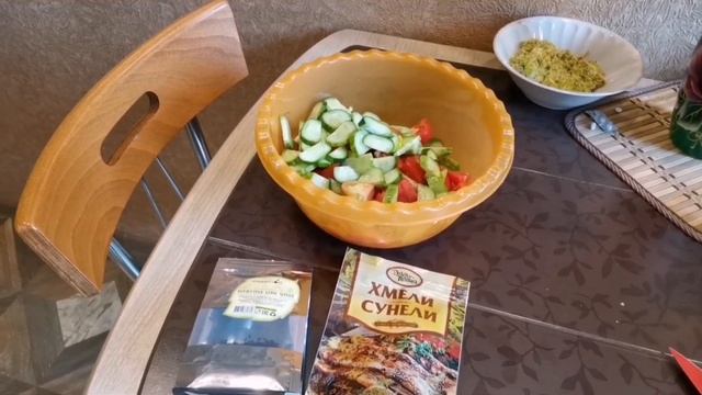 Салат из огурцов и помидоров с майонезом. смотреть онлайн