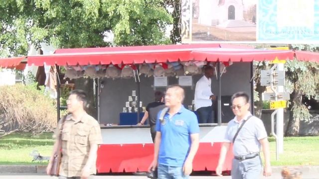 Негр ЖЖЁТ! танцует и поет на ВДНХ Москва смотреть онлайн