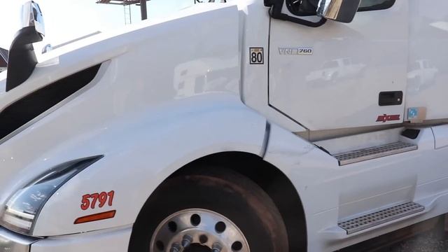 Rebuilding Wrecked a Volvo Semi Truck In 10 Mins смотреть онлайн