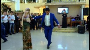 Чеченские Девушки и Парни красиво танцуют лезгинку на свадьбе. 2023