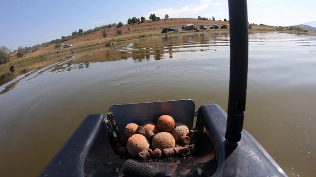 Разпъване на въдица с лодка за захранка Boatman Actor снимано от камера на задната захранка. смотреть онлайн