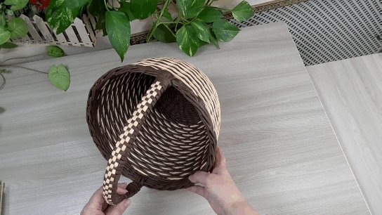 Корзинка из газетных трубочек простым узором и вышитой ручкой смотреть онлайн