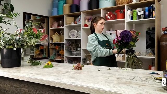 Осенний букет с гортензией, сборка и упаковка. MixFlowers.by смотреть онлайн