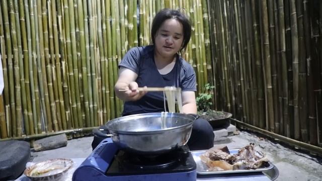 牛骨煮6小时，下入正宗红薯粉，骨头嚼碎直接吃，一点不浪费Stew Beef Bones And Add Sweet Potato Vermicelli ! Bones Can Be Edible !