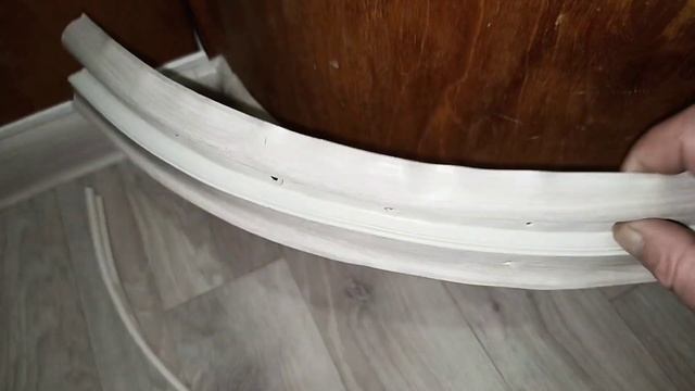 Как согнуть ПЛАСТИКОВЫЙ ПЛИНТУС Своими руками ! Просто ! Как согнуть плинтус по наружному радиусу смотреть онлайн