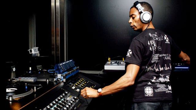 Jeff Mills - Ravesatellite Detroit [26.05.2001] смотреть онлайн