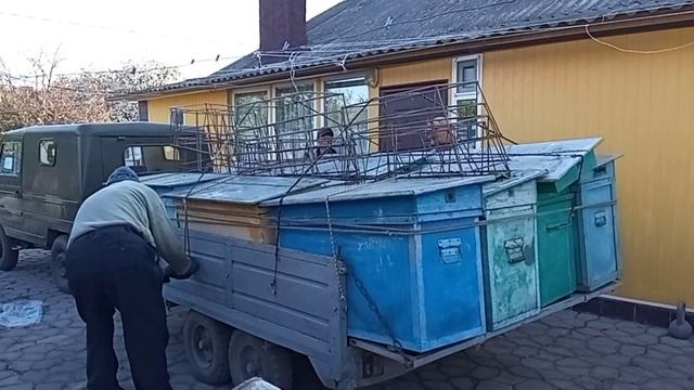 На кочівлю. Короткий огляд авто для кочівлі. Погрузка вуликів і виїзд на місце стоянки. смотреть онлайн