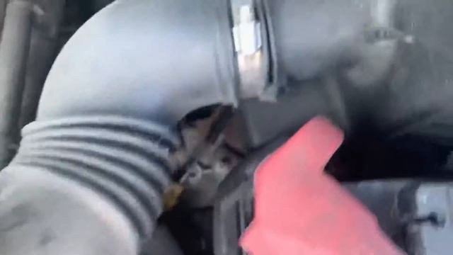 Clean Mass Airflow Sensor On A 2011 Ford Escape смотреть онлайн