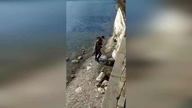 В Абрау под Новороссийском жители варварски ловят рыбу на драчку и сети смотреть онлайн