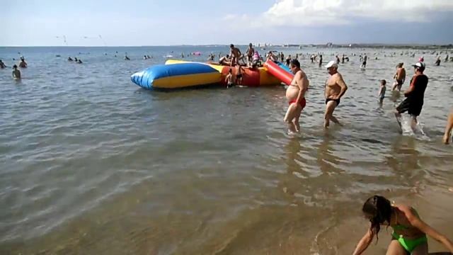 Анапа. Песчаный пляж в центре. Прозрачная вода в море. 13.06.2013 смотреть онлайн