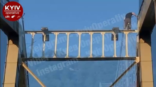 Парень катается на Пешеходном мосту на электросамокате смотреть онлайн