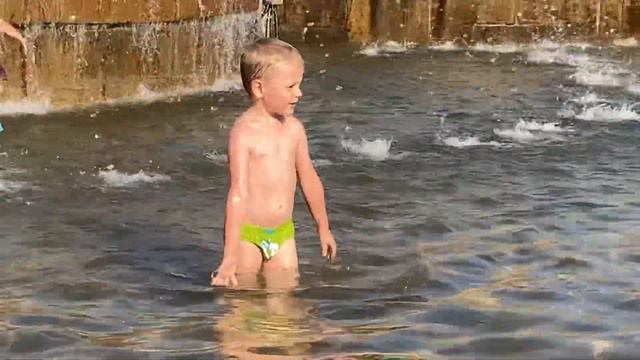 Мирослав купается в фонтане. Первомайский сквер. Новосибирск. смотреть онлайн