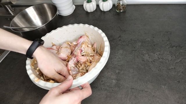 Запеченые крылышки. Простой и очень вкусный рецепт! смотреть онлайн
