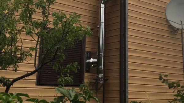 Монтаж камина Plamen Aria с дымоходом Феррум.