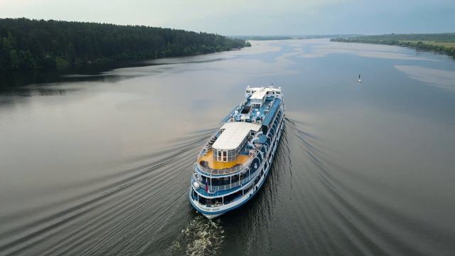 Three-deck motor ship Alexander Benois on the Volga / Трехпалубный теплоход Александр Бенуа на Волг смотреть онлайн