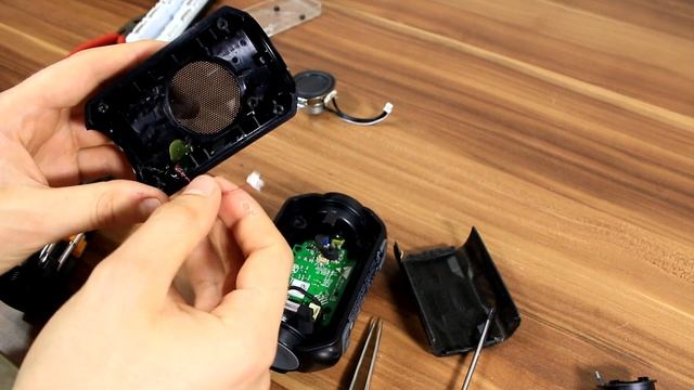 Look inside Philips BT2200b portable Speaker - What's Inside? смотреть онлайн
