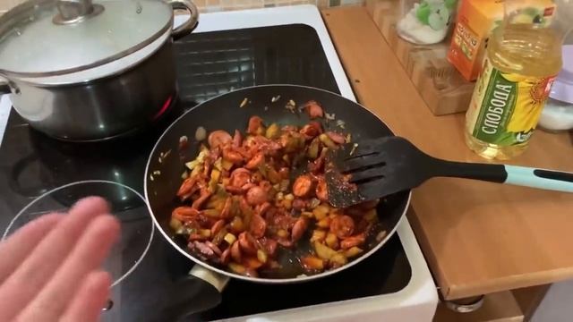 Я бы там устроила! Готовлю "Солянку" и мини-пиццы . Ничего не хочу, а нет все хочу. смотреть онлайн