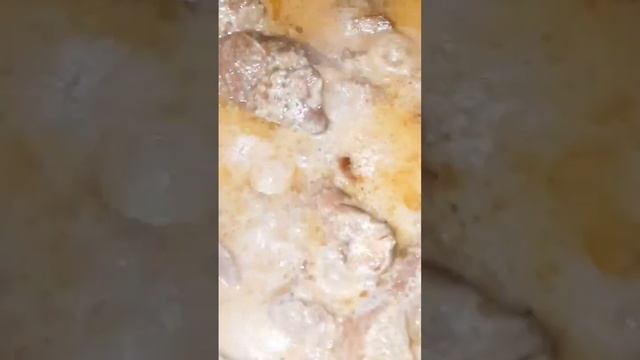 КУРИНАЯ ПЕЧЕНЬ В СМЕТАНЕ. БЛЮДО ПОНРАВИТСЯ ДАЖЕ ТЕМ, КТО НЕ ЛЮБИТ ПЕЧЕНЬ. ОБЯЗАТЕЛЬНО, ПОПРОБУЙТЕ! смотреть онлайн