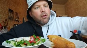 ОБЖОР пирожок с картошкой и котлета по-киевски/мукбанг салат из овощей