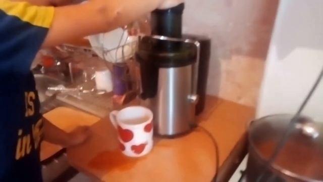 Сок из помидор, огурца и моркови! Какой самый вкусный? Бедная соковыжималка! смотреть онлайн