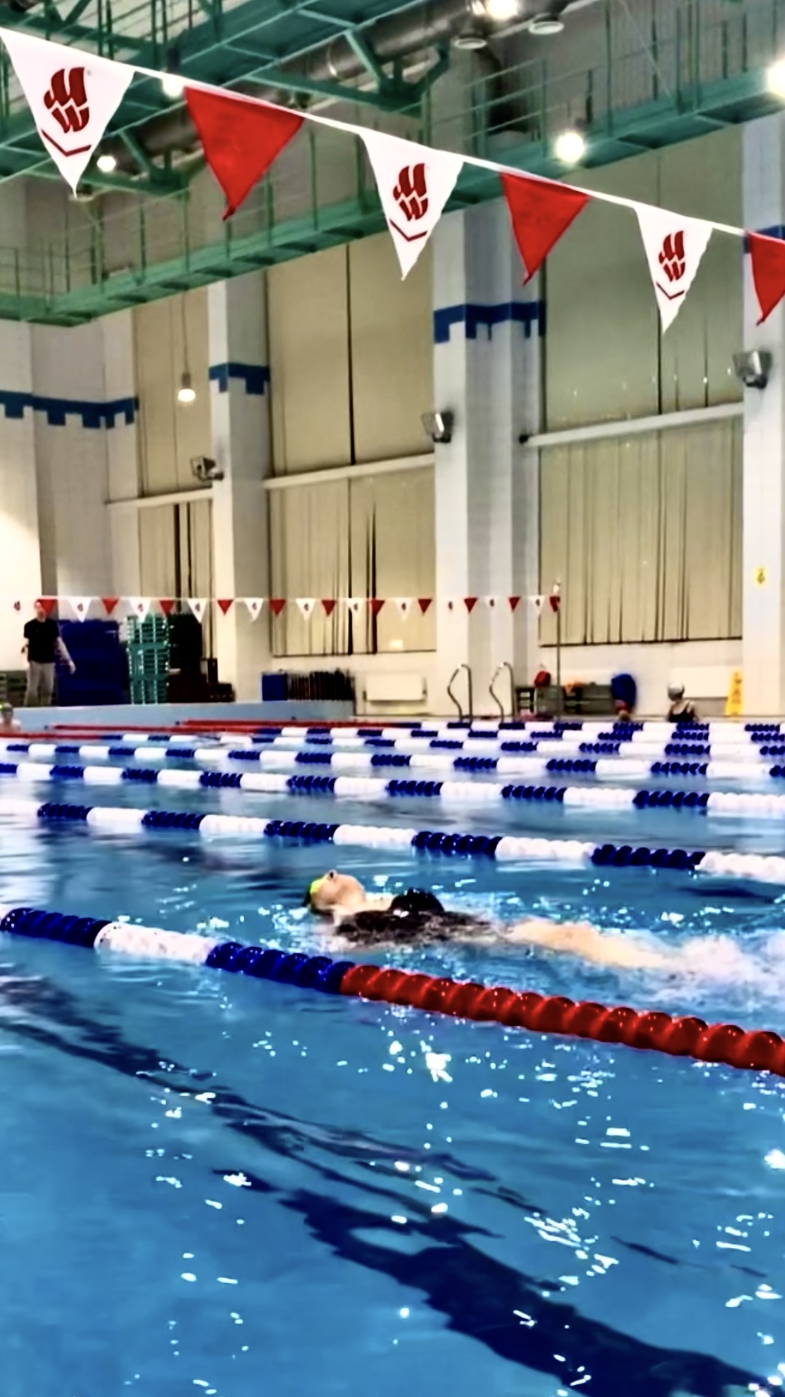 #бассейн #плавание Я купаюсь в бассейне / Поддерживаю фигуру в тонусе смотреть онлайн