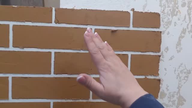Имитация кирпича из декоративной штукатурки_С помощью трафарета. смотреть онлайн