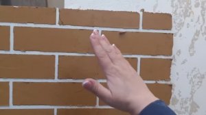 Имитация кирпича из декоративной штукатурки_С помощью трафарета.